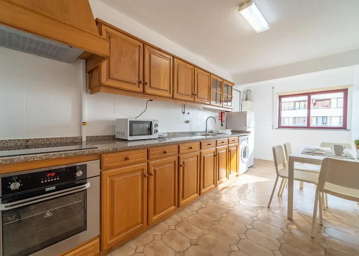 Feliciano Ramos 2 - T4 Familiar Perto Do Centro Da - Apartamento *